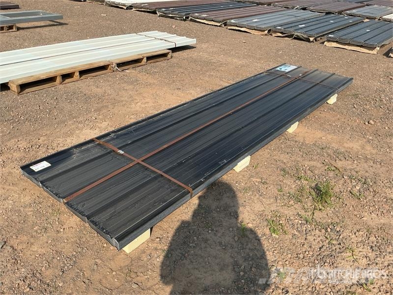Quantity of (70) 12ft x 3ft Black Metal Roof Panel Csörlők, emelőberendezések és anyagmozgató liftek
