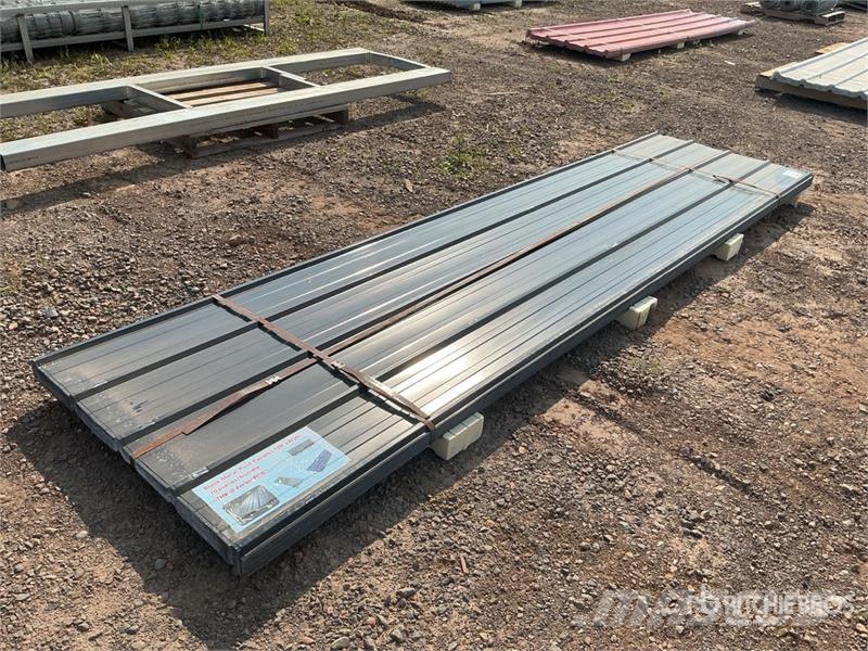 Quantity of (70) 12ft x 3ft Black Metal Roof Panel Csörlők, emelőberendezések és anyagmozgató liftek