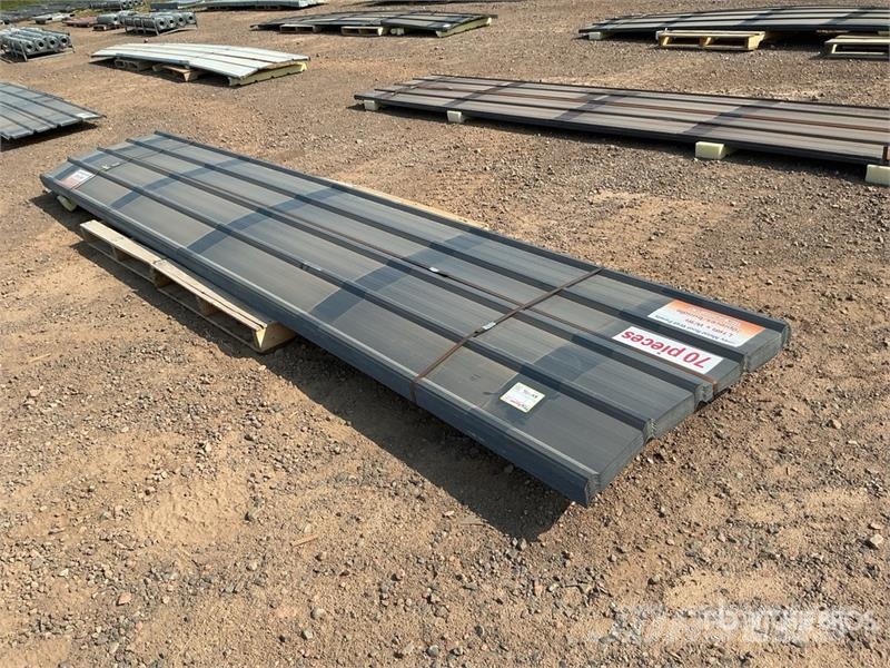 Quantity of (70) 16ft x 3ft Grey Metal Roof/Wall P Csörlők, emelőberendezések és anyagmozgató liftek