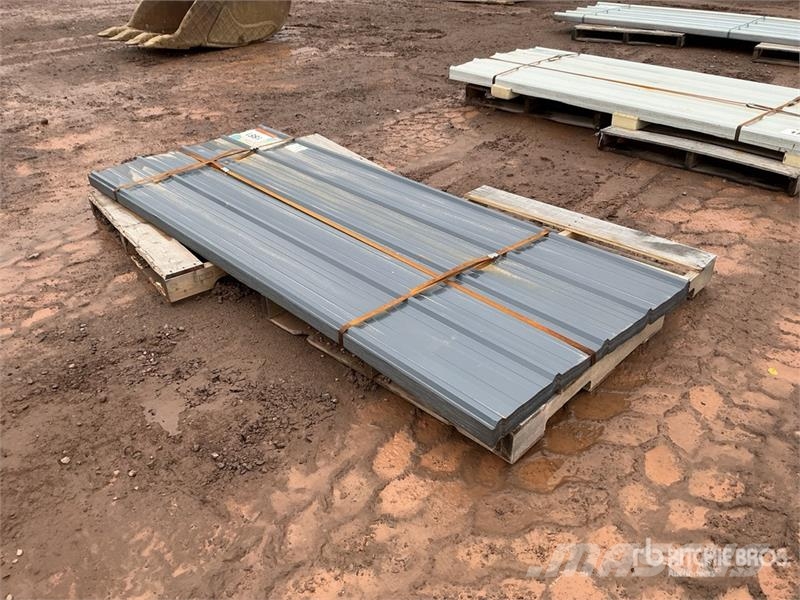 Quantity of (70) 3 ft x 8 ft Grey Metal Roof Panel Dış cephe asansörleri