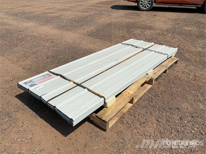 Quantity of (70) 3 ft x 8 ft White Metal Roof Pane Lyftblock, vinschar och materialhissar