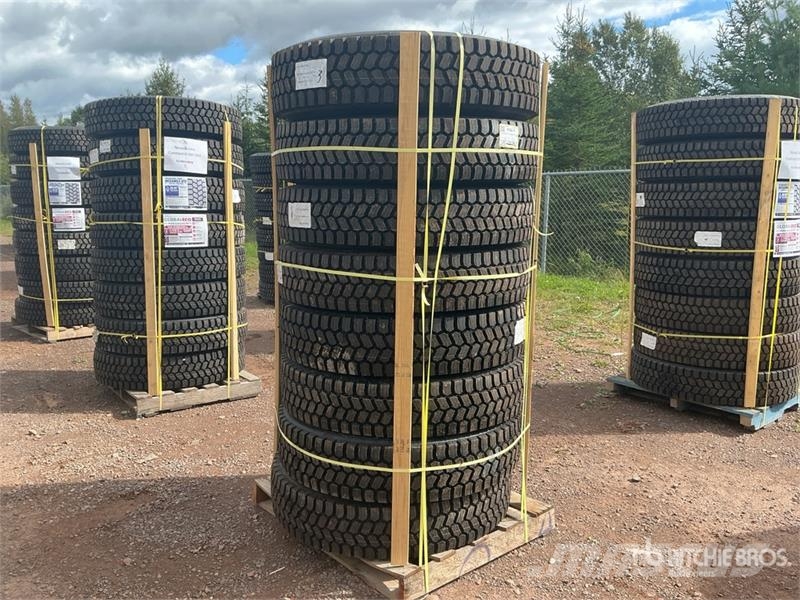  Quantity of (8) 11R22.5 Snow Traction Retread Tire Tyres, wheels and rims