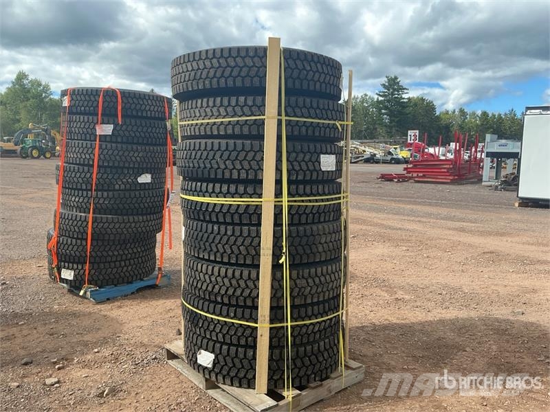  Quantity of (8) 11R22.5 Snow Traction Retread Tire Tyres, wheels and rims