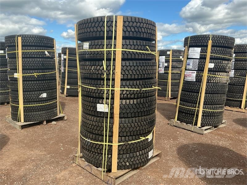  Quantity of (8) 11R22.5 Snow Traction Retread Tire Tyres, wheels and rims