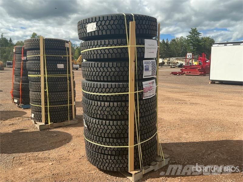  Quantity of (8) 11R22.5 Snow Traction Retread Tire Tyres, wheels and rims