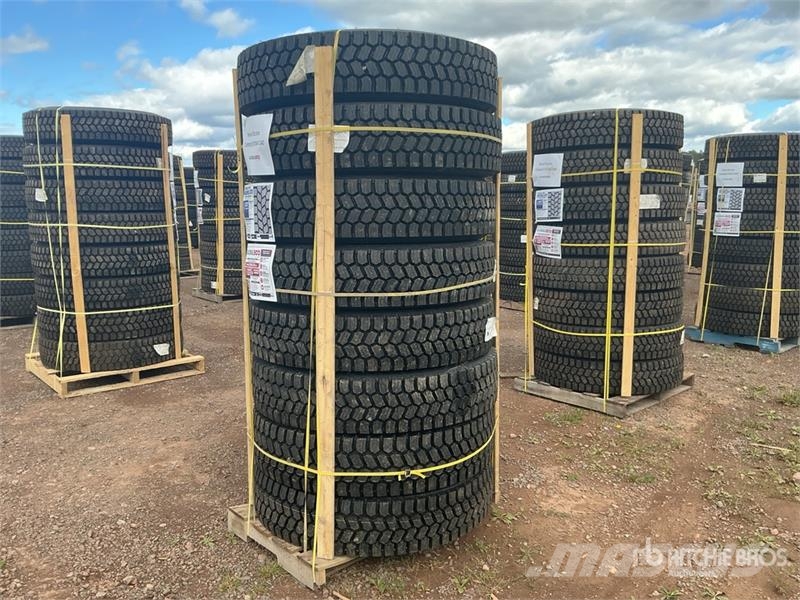 Quantity of (8) 11R22.5 Snow Traction Retread Tire Tyres, wheels and rims