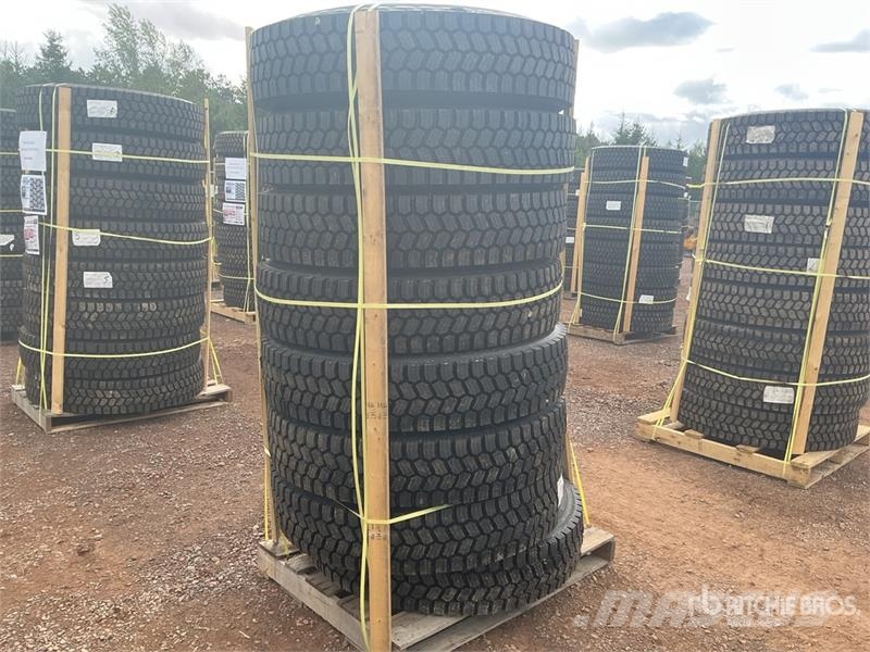  Quantity of (8) 11R22.5 Snow Traction Retread Tire Tyres, wheels and rims