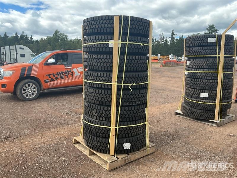  Quantity of (8) 11R22.5 Snow Traction Retread Tire Tyres, wheels and rims
