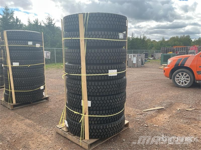  Quantity of (8) 11R22.5 Snow Traction Retread Tire Tyres, wheels and rims
