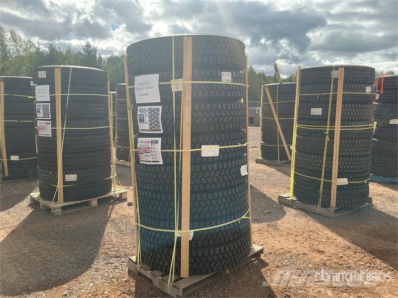  Quantity of (8) 11R22.5 Snow Traction Retread Tire Tyres, wheels and rims