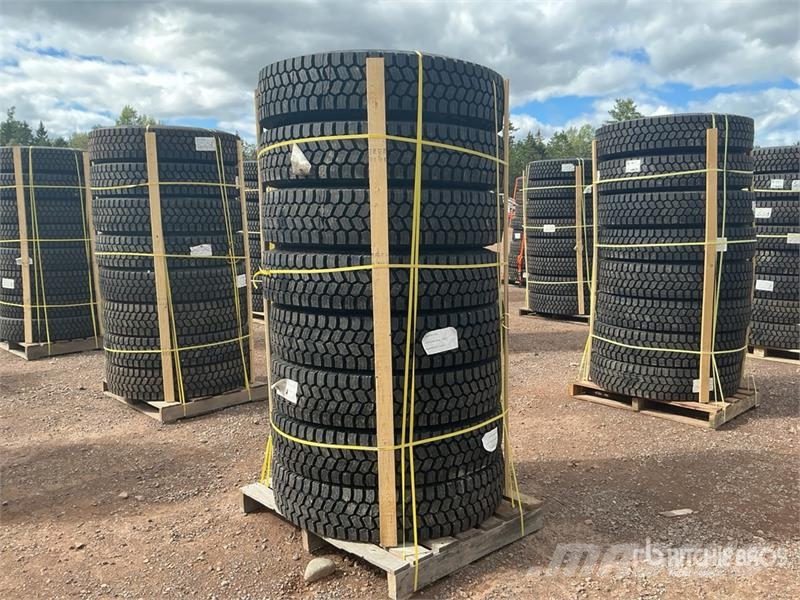  Quantity of (8) 11R22.5 Snow Traction Retread Tire Tyres, wheels and rims
