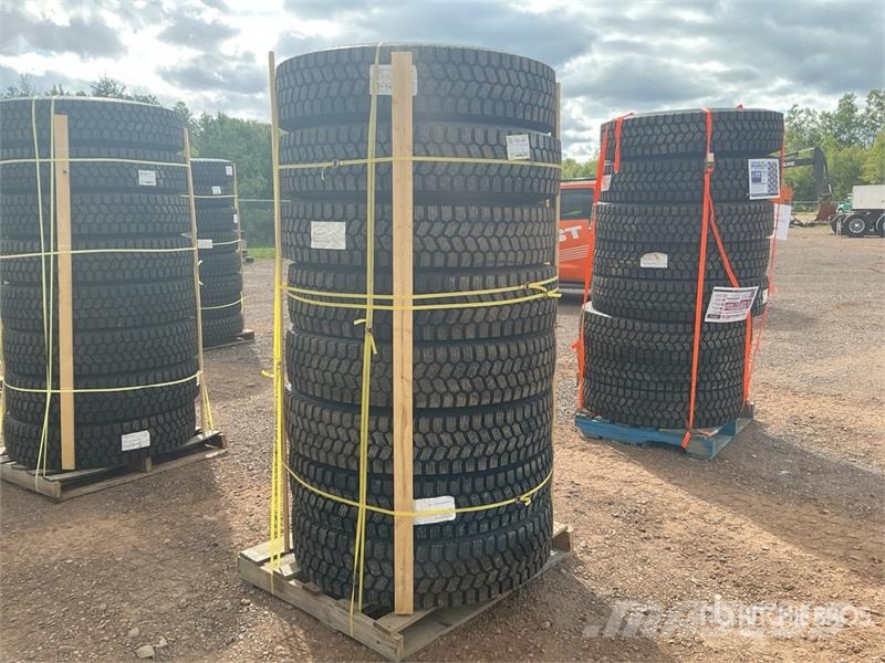  Quantity of (8) 11R22.5 Snow Traction Retread Tire Tyres, wheels and rims