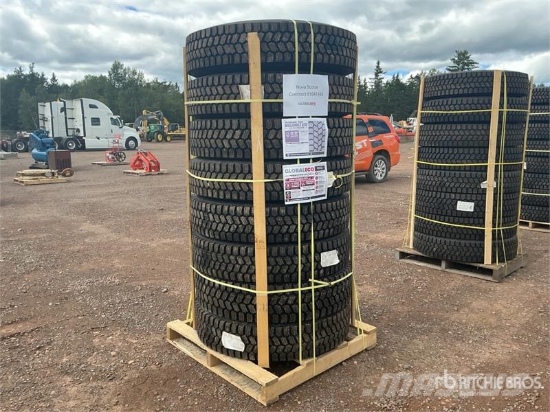  Quantity of (8) 11R22.5 Snow Traction Retread Tire Tyres, wheels and rims