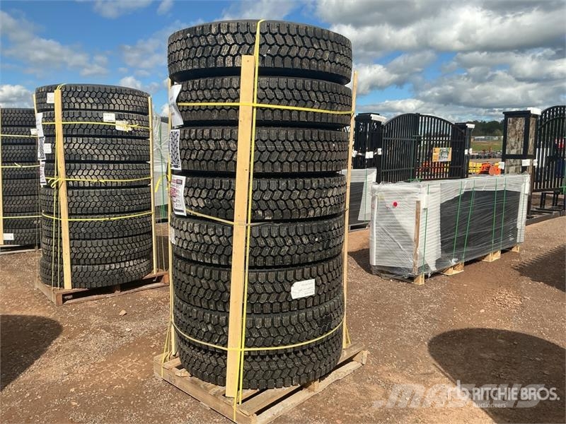  Quantity of (8) 11R22.5 Snow Traction Retread Tire Tyres, wheels and rims