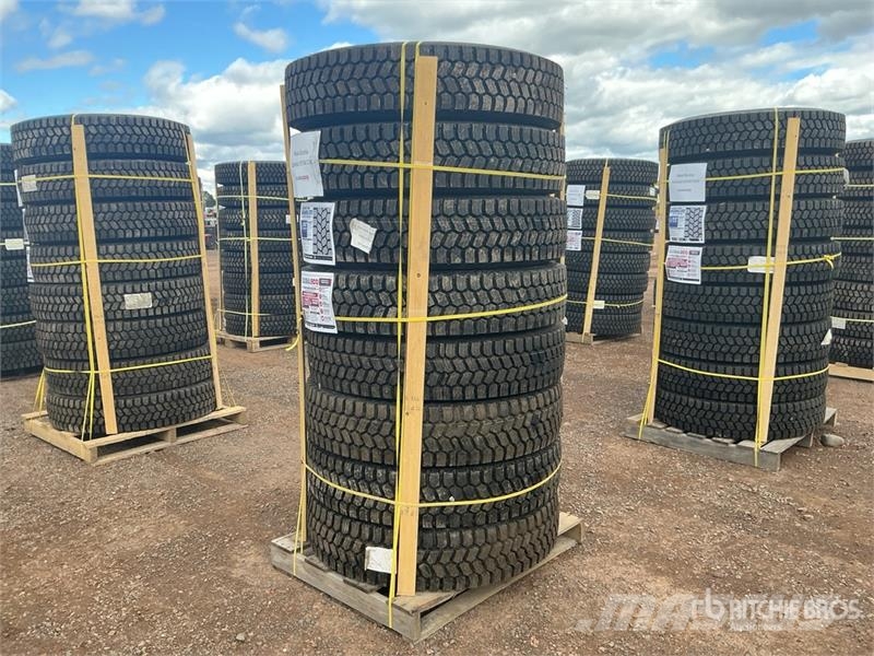  Quantity of (8) 11R22.5 Snow Traction Retread Tire Tyres, wheels and rims