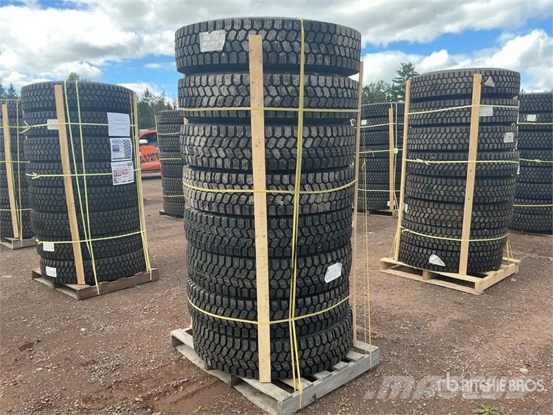  Quantity of (8) 11R22.5 Snow Traction Retread Tire Tyres, wheels and rims