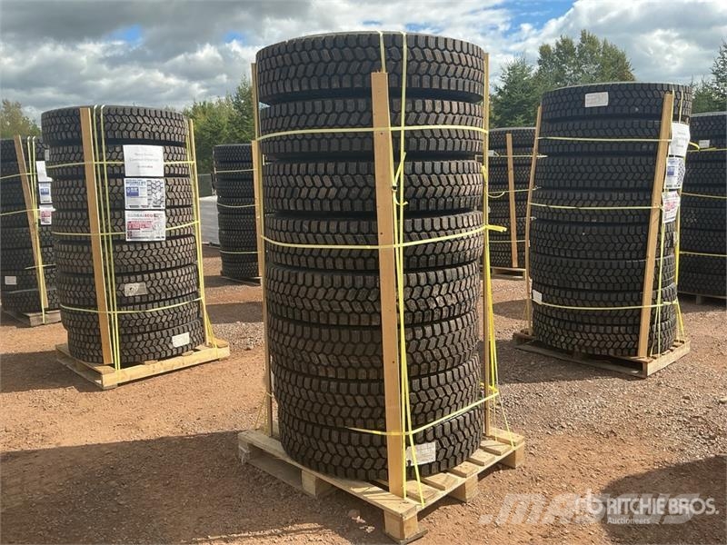  Quantity of (8) 11R22.5 Snow Traction Retread Tire الإطارات والعجلات والحافات