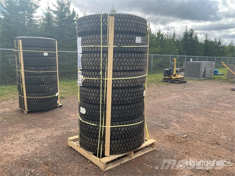  Quantity of (8) 11R22.5 Snow Traction Retread Tire Tyres, wheels and rims