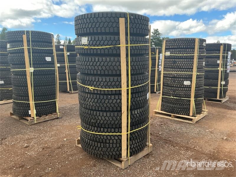  Quantity of (8) 11R22.5 Snow Traction Retread Tire Tyres, wheels and rims