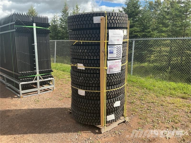  Quantity of (8) 11R22.5 Snow Traction Retread Tire الإطارات والعجلات والحافات