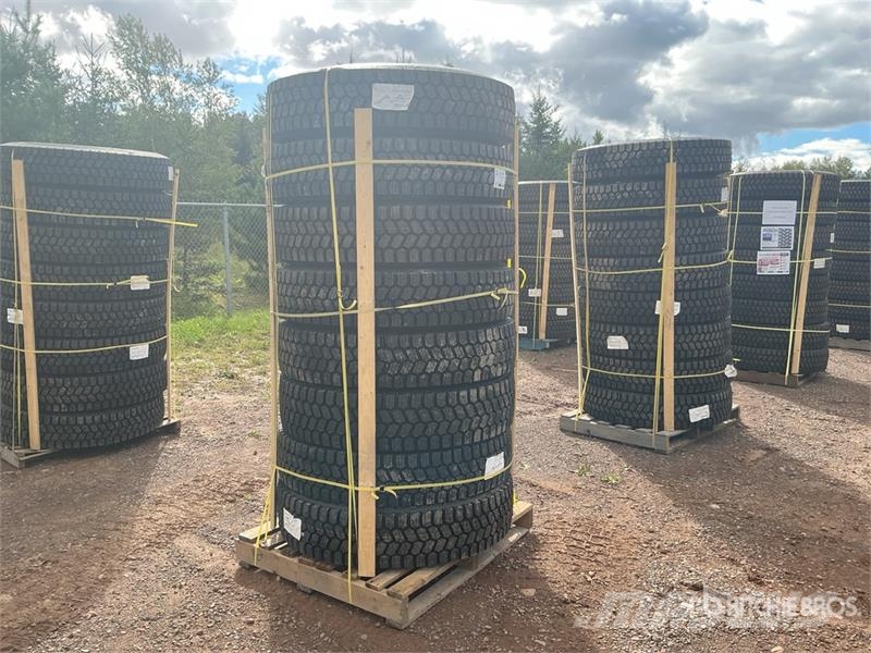  Quantity of (8) 11R22.5 Snow Traction Retread Tire Tyres, wheels and rims