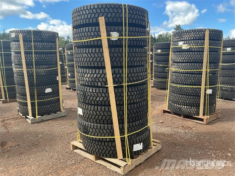  Quantity of (8) 11R22.5 Snow Traction Retread Tire Tyres, wheels and rims