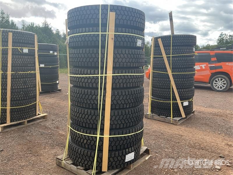  Quantity of (8) 11R22.5 Snow Traction Retread Tire الإطارات والعجلات والحافات