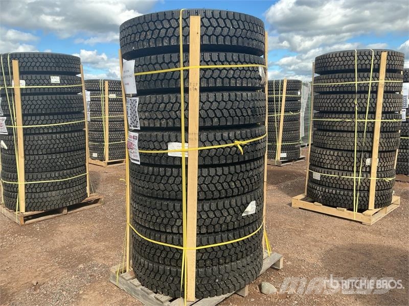 Quantity of (8) 11R22.5 Snow Traction Retread Tire Tyres, wheels and rims
