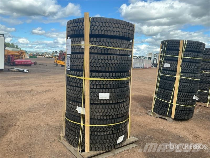  Quantity of (8) 11R22.5 Snow Traction Retread Tire Tyres, wheels and rims