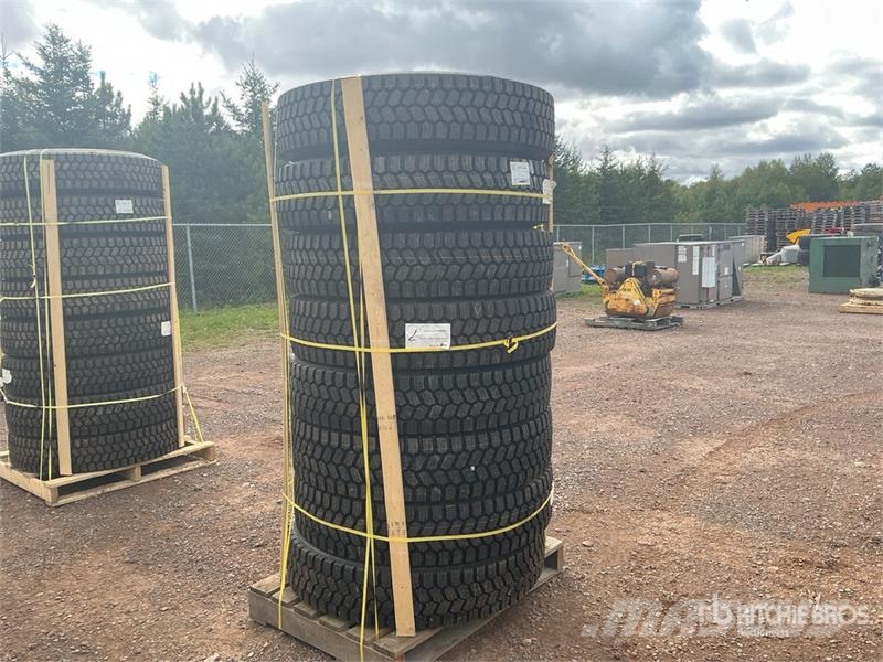  Quantity of (8) 11R22.5 Snow Traction Retread Tire الإطارات والعجلات والحافات