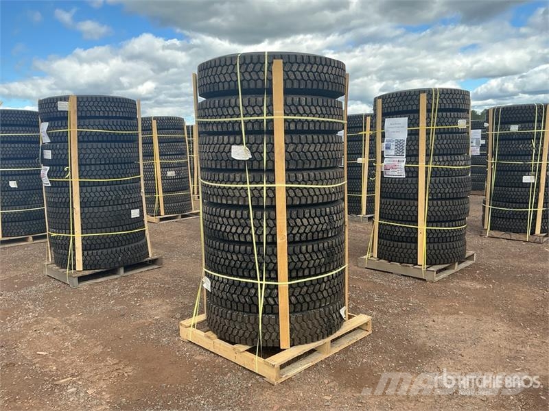  Quantity of (8) 11R22.5 Snow Traction Retread Tire Tyres, wheels and rims