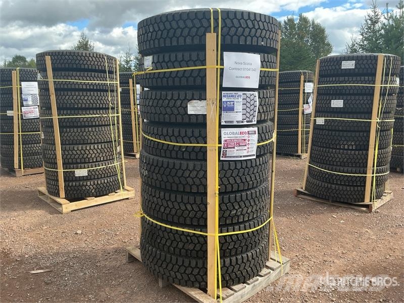  Quantity of (8) 11R22.5 Snow Traction Retread Tire Tyres, wheels and rims