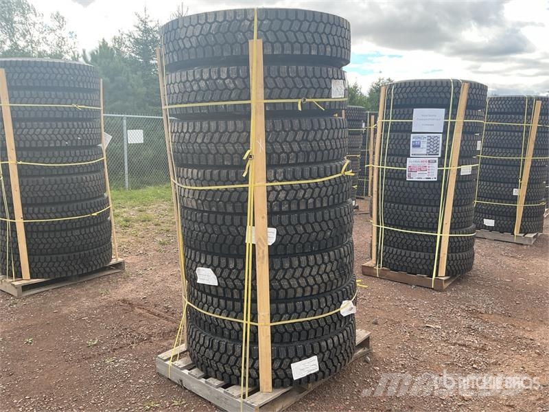  Quantity of (8) 11R22.5 Snow Traction Retread Tire Tyres, wheels and rims