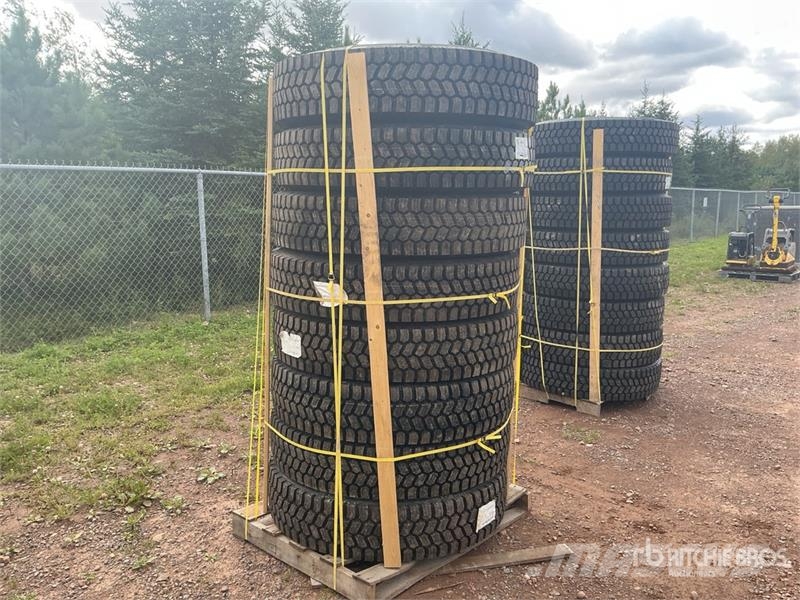 Quantity of (8) 11R22.5 Snow Traction Retread Tire Tyres, wheels and rims
