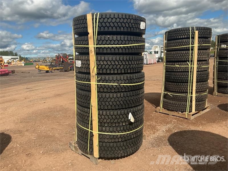  Quantity of (8) 11R22.5 Snow Traction Retread Tire Tyres, wheels and rims
