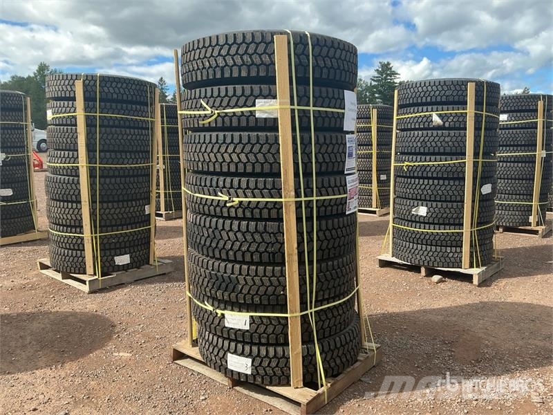  Quantity of (8) 11R22.5 Snow Traction Retread Tire Tyres, wheels and rims