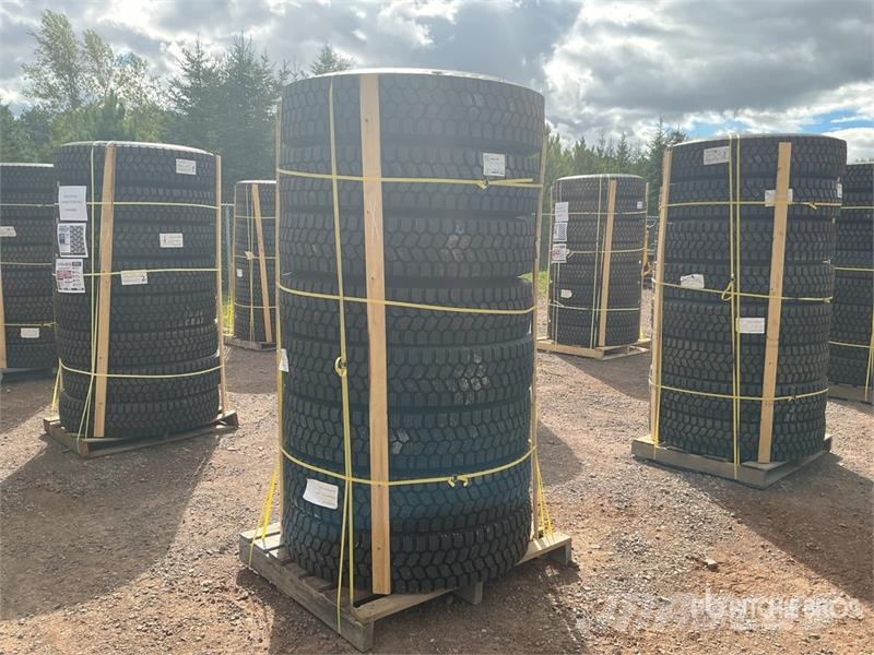  Quantity of (8) 11R22.5 Snow Traction Retread Tire Tyres, wheels and rims