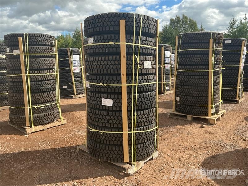  Quantity of (8) 11R22.5 Snow Traction Retread Tire Tyres, wheels and rims