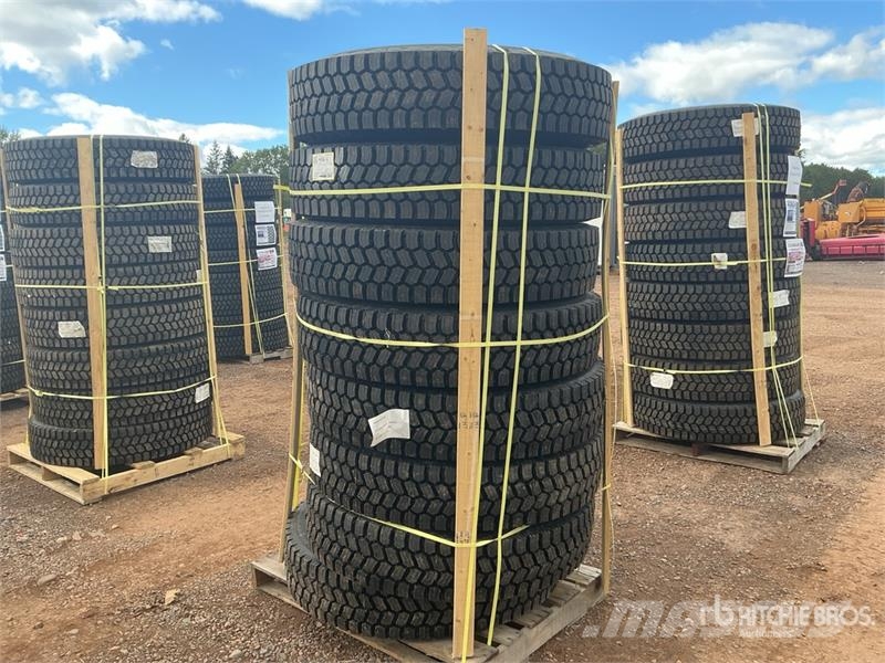  Quantity of (8) 11R22.5 Snow Traction Retread Tire Tyres, wheels and rims