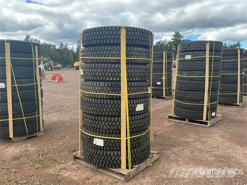 Quantity of (8) 11R22.5 Snow Traction Retread Tire Tyres, wheels and rims