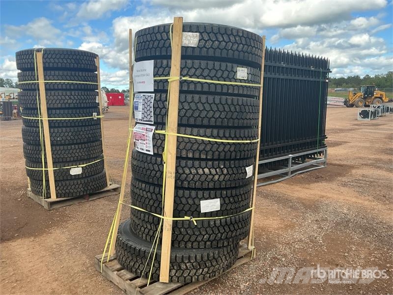  Quantity of (8) 11R22.5 Snow Traction Retread Tire Tyres, wheels and rims