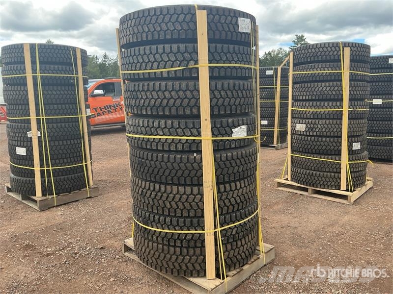  Quantity of (8) 11R22.5 Snow Traction Retread Tire Tyres, wheels and rims