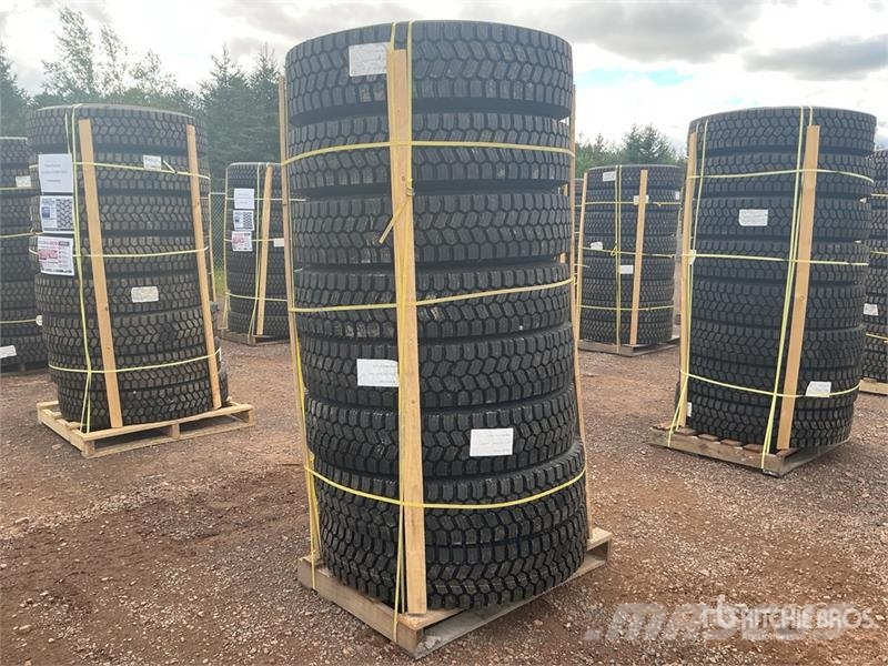  Quantity of (8) 11R22.5 Snow Traction Retread Tire Tyres, wheels and rims