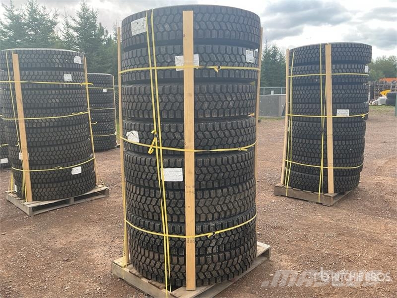  Quantity of (8) 11R22.5 Snow Traction Retread Tire Tyres, wheels and rims