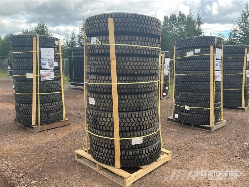 Quantity of (8) 11R22.5 Snow Traction Retread Tire Tyres, wheels and rims