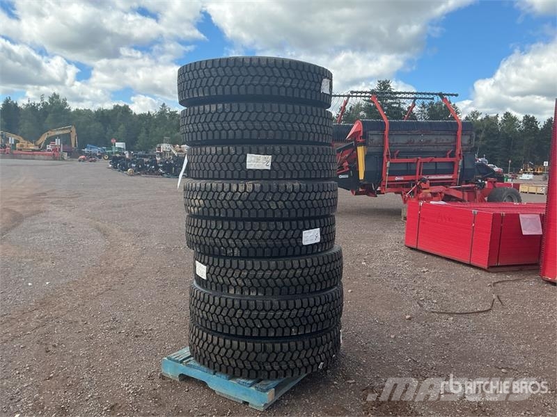 Quantity of (8) 11R22.5 Snow Traction Retread Tire Tyres, wheels and rims