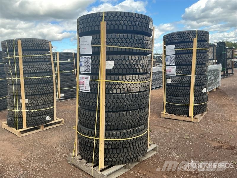  Quantity of (8) 11R22.5 Snow Traction Retread Tire Tyres, wheels and rims