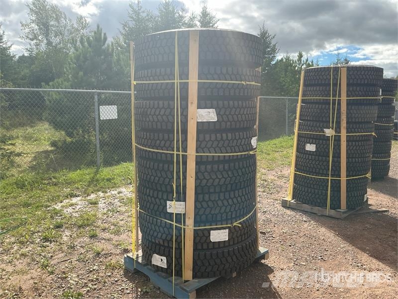 Quantity of (8) 11R22.5 Snow Traction Retread Tire Tyres, wheels and rims