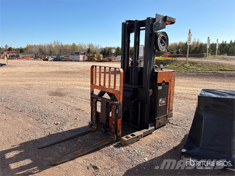 Raymond 20R30TT 3000 lb Electric Reach Truck Montacargas de alcance de gran altura