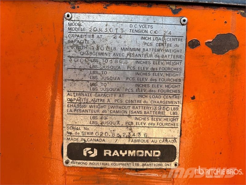 Raymond 20R30TT 3000 lb Electric Reach Truck Montacargas de alcance de gran altura